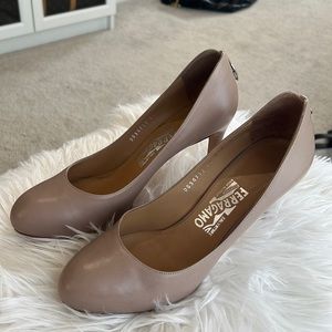 Ferragamo nude pumps